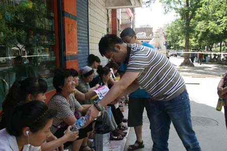 爱心送水助力学子高考